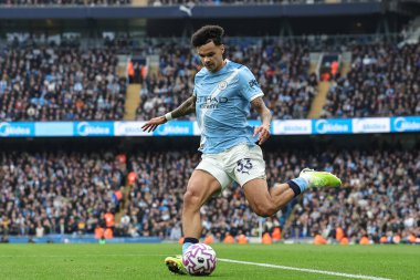 Manchester City 'den Nico O' Reilly 18 Ekim 2025 'te Etihad Stadyumu' nda oynanan Premier League maçında topu çaprazlıyor. 