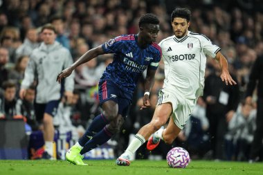 Arsenal 'den Bukayo Saka ve Fulham' dan Raul Jimenez Premier Lig maçında Fulham Arsenal 'e karşı Craven Cottage, Londra, İngiltere, 18 Ekim 2025 