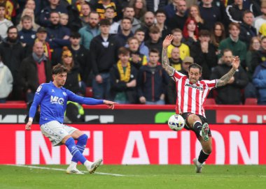 Sheffield United takımından Danny Ings, 18 Ekim 2025 'te Sheffield Lane, İngiltere' de oynanan ve Sheffield United 'ın Watford' a karşı oynadığı maçta haçı engellemeye çalışıyor. 