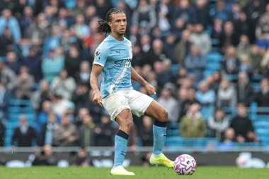 Manchester City 'den Nathan Ake, Premier League maçında topu Etihad Stadyumu' nda Manchester City 'ye karşı Everton' a atıyor. 18 Ekim 2025 