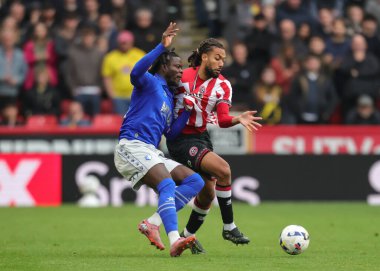 Watford 'dan Kwadwo Baah ve Sheffield United takımından Jairo Riedewald 18 Ekim 2025' te Bramall Lane, Sheffield, İngiltere 'de Sheffield United' a karşı oynanan Gökyüzü İddia Şampiyonası maçında top için mücadele ettiler. 