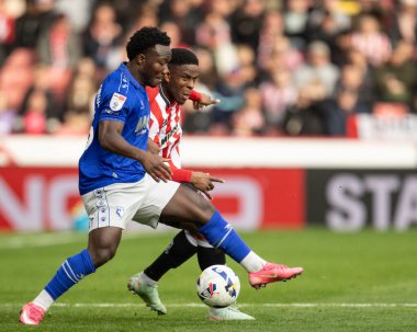 Watford 'dan Nestory Irankunda Sheffield United takımının oyuncusu Chiedozie Ogbene' i 18 Ekim 2025 'te Bramall Lane, Sheffield, Birleşik Krallık' ta Sheffield United 'a karşı oynadığı maçta durdurdu. 