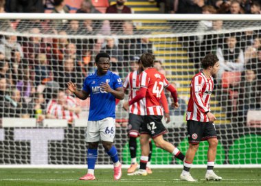 Watford 'dan Nestory Irankunda, 18 Ekim 2025' te İngiltere 'nin Sheffield Lane şehrinde oynanan ve Sheffield United' ın Watford 'a karşı oynadığı Gökyüzü İddia Şampiyonası karşılaşmasında kaçırılan şansa tepki gösterdi. 