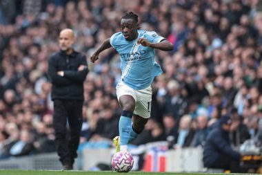 Manchester City 'den Jeremy Doku, Premier League maçında topu Manchester City ile Everton' a karşı Etihad Stadyumu, Manchester, İngiltere 'de 18 Ekim 2025' te atıyor. 