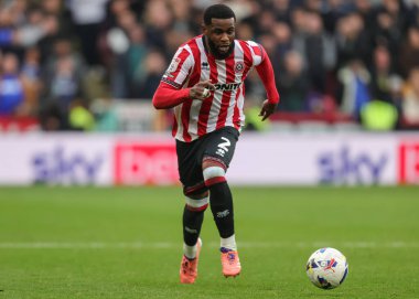 Sheffield United takımından Japhet Tanganga, 18 Ekim 2025 'te Sheffield Lane, İngiltere' de Sheffield United ile Watford arasındaki Sky Bet Şampiyonası maçında topu bırakıyor. 