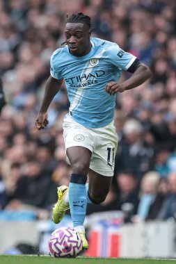 Manchester City 'den Jeremy Doku, Premier League maçında topu Manchester City ile Everton' a karşı Etihad Stadyumu, Manchester, İngiltere 'de 18 Ekim 2025' te atıyor. 