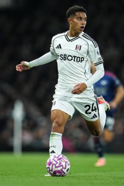 Premier Lig maçında topu Fulham 'a karşı Arsenal Londra Craven Cottage, İngiltere' de 18 Ekim 2025 