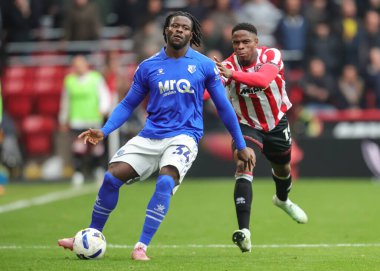 Watford 'dan Kwadwo Baah, 18 Ekim 2025' te Sheffield United 'a karşı Bramall Lane, Sheffield, İngiltere' de oynanan Gökyüzü İddia Şampiyonası maçında pas attı. 