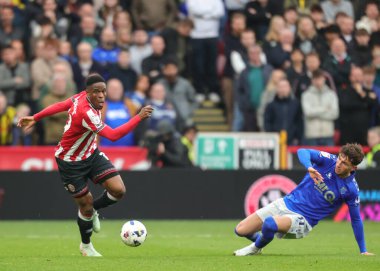 Sheffield United takımından Chiedozie Ogbene 18 Ekim 2025 'te Bramall Lane, Sheffield, İngiltere' de Sheffield United 'a karşı oynadığı Sky Bet Şampiyonası maçında topu bırakıyor. 
