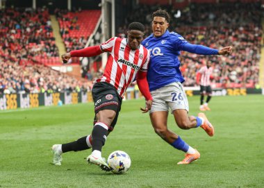 Sheffield United 'dan Japhet Tanganga ve Watford' dan Caleb Wiley 18 Ekim 2025 'te Bramall Lane, Sheffield, İngiltere' de oynanan Sky Bet Şampiyonası maçında top için savaştılar. 