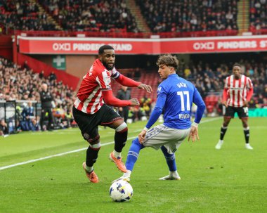 Sheffield United takımından Japhet Tanganga, 18 Ekim 2025 'te Sheffield Lane, Sheffield, İngiltere' de oynanan Sky Bet Şampiyonası maçında Watford 'lu Rocco Vata' yı yendi. 