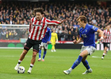 Sheffield United takımından Callum O 'Hare 18 Ekim 2025' te Bramall Lane, Sheffield, İngiltere 'de Sheffield United' a karşı oynanan Gökyüzü İddia Şampiyonası maçında topa vuruyor. 