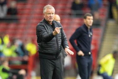 Sheffield United 'ın menajeri, Sheffield Lane, Sheffield, Birleşik Krallık' ta 18 Ekim 2025 'te oynanan Gökyüzü İddia Şampiyonası maçında takım talimatlarını verir. 
