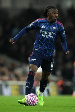 18 Ekim 2025 'te Craven Cottage, Londra' da oynanan Premier League maçında Arsenal 'den Eberechi Eze topa vuruyor. 