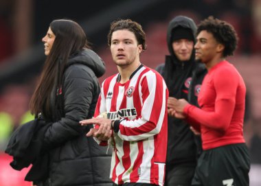 Sheffield United 'dan Callum O' Hare, 18 Ekim 2025 'te Bramall Lane, Sheffield, İngiltere' de oynanan Sky Bet Şampiyonası 'ndaki son düdük sesinden sonra taraftarları alkışlıyor. 