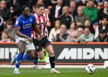 Watford 'dan Jeremy Ngakia ve Sheffield United' dan Louie Barry 18 Ekim 2025 'te Bramall Lane, Sheffield, İngiltere' de Sheffield United 'a karşı oynadıkları Sky Bet Şampiyonası maçında top için mücadele ettiler. 