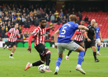 Sheffield United takımından Japhet Tanganga, 18 Ekim 2025 'te Sheffield Lane' de Sheffield United ile Watford arasındaki Gökyüzü İddia Şampiyonası maçında pas attı. 