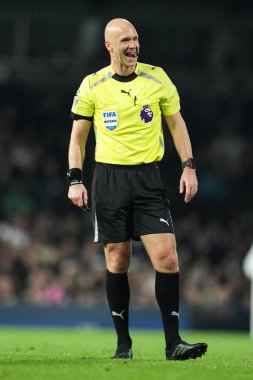 Premier Lig maçında hakem Anthony Taylor 18 Ekim 2025 'te Craven Cottage, Londra' da Fulham Arsenal 'e karşı. 