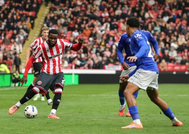 Sheffield United takımından Japhet Tanganga, 18 Ekim 2025 'te Sheffield Lane' de Sheffield United ile Watford arasındaki Gökyüzü İddia Şampiyonası maçında pas attı. 