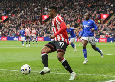 Sheffield United takımından Chiedozie Ogbene 18 Ekim 2025 'te Bramall Lane, Sheffield, İngiltere' de Sheffield United ile Watford arasındaki Sky Bet Şampiyonası maçında topa vuruyor. 