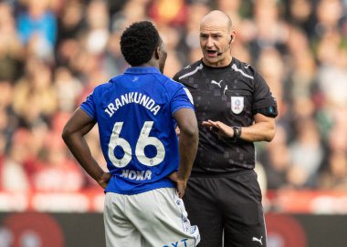 Hakem Robert Madley, 18 Ekim 2025 'te İngiltere' nin Sheffield Lane şehrinde oynanan Sky Bet Şampiyonası maçında Watford takımından Nestory Irankunda ile konuştu. 