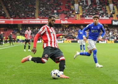 Sheffield United takımından Japhet Tanganga, 18 Ekim 2025 'te Sheffield Lane, Sheffield, İngiltere' de oynanan Gökyüzü İddia Şampiyonası maçında topu geçiyor. 