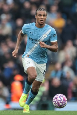 Manchester City 'den Nathan Ake Premier League maçında topla birlikte Manchester City Everton' a karşı Etihad Stadyumu, Manchester, İngiltere, 18 Ekim 2025 