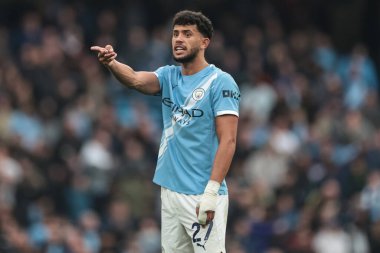 Manchester City 'den Matheus Nunes, 18 Ekim 2025 tarihinde Etihad Stadyumu' nda oynanan Premier League maçında takım talimatlarını verir. 
