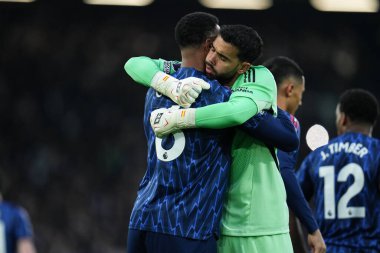 Arsenal 'den Gabriel ve Arsenal' den David Raya 18 Ekim 2025 'te Craven Cottage, Londra' da oynanan Premier League maçında birbirlerine sarıldılar. 