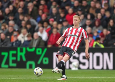 Sheffield United takımından Ben Mee, 18 Ekim 2025 'te Sheffield United' a karşı Bramall Lane, Sheffield, İngiltere 'de oynanan Gökyüzü İddia Şampiyonası maçında pas attı. 