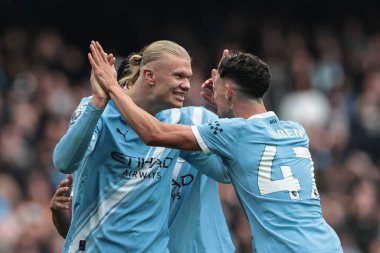 Manchester City 'den Erling Haaland, Manchester City' nin 18 Ekim 2025 'te Etihad Stadyumu' nda oynanan Premier League maçı sırasında Manchester City 'den Phil Foden ile 1-0' lık galibiyet golünü kutluyor. 