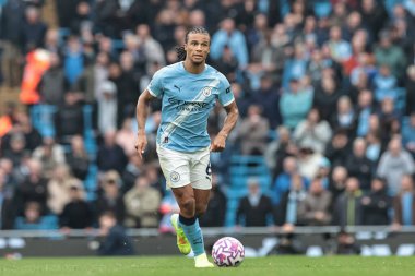 Manchester City 'den Nathan Ake, Premier League maçında topu Etihad Stadyumu' nda Manchester City 'ye karşı Everton' a atıyor. 18 Ekim 2025 