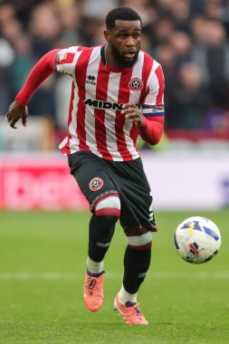 Sheffield United takımından Japhet Tanganga, 18 Ekim 2025 'te Sheffield Lane, İngiltere' de Sheffield United ile Watford arasındaki Sky Bet Şampiyonası maçında topu bırakıyor. 