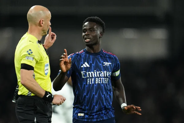 Arsenal 'den Bukayo Saka, 18 Ekim 2025' te Londra Craven Cottage 'da oynanan Premier League maçında hakem Anthony Taylor' a penaltı kararı hakkında sorular sordu. 