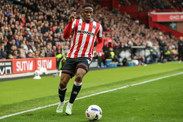 Sheffield United takımından Chiedozie Ogbene 18 Ekim 2025 'te Bramall Lane, Sheffield, İngiltere' de Sheffield United ile Watford arasındaki Sky Bet Şampiyonası maçında topa vuruyor. 