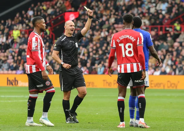 Hakem Robert Madley, 18 Ekim 2025 'te İngiltere, Sheffield Lane' de Sheffield United ile Watford arasındaki Sky Bet Şampiyonası maçında Watford 'dan Kevin Keben' e sarı kart verdi. 