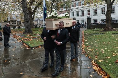 Harold Dennis Dickie 'nin tabutu, 19 Ekim 2025' te İngiltere 'nin Barnsley kentindeki St. Mary Kilisesi' nde Harold Dennis Dickie Bird 'ün cenazesi sırasında içerideki alt kişiliğe ulaşır. 