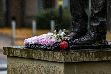 Elsecar Kriket Kulübü 'nden RIP Dickie adlı kriket topu, Harold Dennis Dickie Bird OBE Heykeli' nin 19 Ekim 2025 'de Barnsley' deki St. Mary Kilisesi 'ndeki Harold Dennis Dickie Bird OBE' nin cenazesine yerleştirildi. 