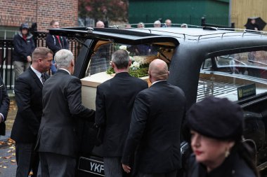 Harold Dennis Dickie Bird 'ün tabutu 19 Ekim 2025' te Birleşik Krallık 'taki St. Mary Kilisesi' nde Harold Dennis Dickie Bird OBE 'nin cenazesinde toprağa verildi. 