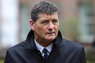 Martyn Moxon, Harold Dennis Dickie Bird 'ün 19 Ekim 2025' te Barnsley, İngiltere 'deki St. Mary Kilisesi' ndeki cenaze törenine geldi. 