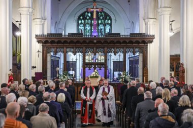 Harold Dennis Dickie Bird 'ün tabutu 19 Ekim 2025' te Birleşik Krallık 'taki St. Mary Kilisesi' ndeki Harold Dennis Dickie Bird OBE 'nin cenazesinde St. Marys Kilisesi' nden ayrılıyor. 