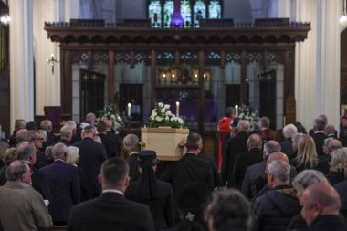 Harold Dennis Dickie 'nin tabutu, 19 Ekim 2025' te İngiltere 'nin Barnsley kentindeki St. Mary Kilisesi' nde Harold Dennis Dickie Bird 'ün cenazesi sırasında içerideki alt kişiliğe ulaşır. 