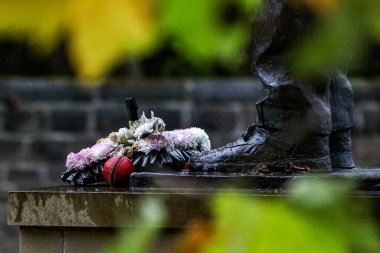 Elsecar Kriket Kulübü 'nden RIP Dickie adlı kriket topu, Harold Dennis Dickie Bird OBE Heykeli' nin 19 Ekim 2025 'de Barnsley' deki St. Mary Kilisesi 'ndeki Harold Dennis Dickie Bird OBE' nin cenazesine yerleştirildi. 