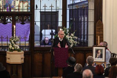 Sir Geoffrey Boycott, 19 Ekim 2025 'te İngiltere' nin Barnsley kentindeki St. Mary Kilisesi 'nde Harold Dennis Dickie Bird OBE' nin cenazesi sırasında geçirdiği eski günleri anlatır ve anar. 