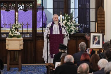 Cenaze töreni, Harold Dennis Dickie Bird 'ün 19 Ekim 2025' te Barnsley, İngiltere 'deki St. Mary Kilisesi' nde düzenlenecek. 