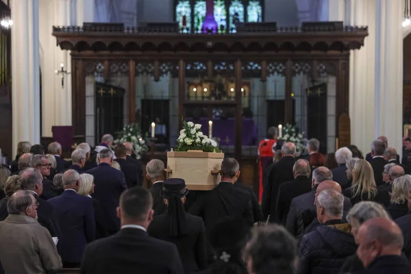 Harold Dennis Dickie 'nin tabutu, 19 Ekim 2025' te İngiltere 'nin Barnsley kentindeki St. Mary Kilisesi' nde Harold Dennis Dickie Bird 'ün cenazesi sırasında içerideki alt kişiliğe ulaşır. 