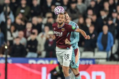 West Ham United 'tan Tomas Soucek ve Brentford' dan Sepp van den Berg Premier Lig maçı sırasında Londra Stadyumu, Londra, İngiltere 'de oynanan West Ham United - Brentford maçında yüksek top mücadelesi verdiler. 