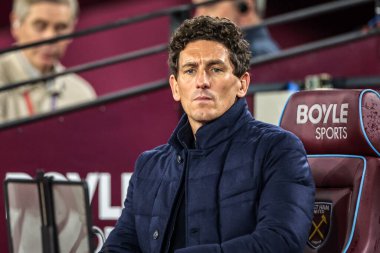 20 Ekim 2025 'te Londra Stadyumu' nda oynanan Premier League maçında Keith Andrews 'un teknik direktörü West Ham United, Brentford' a karşı.  