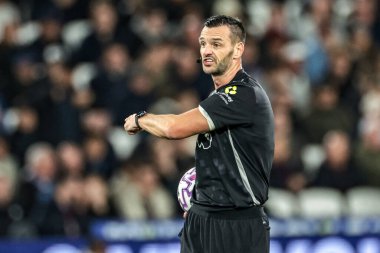 Hakem Andy Madley Premier Lig maçı sırasında West Ham United, Brentford 'a karşı Londra Stadyumu, Londra, İngiltere, 20 Ekim 2025 