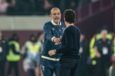 West Ham United 'ın Nuno Espirito Santo teknik direktörü, 20 Ekim 2025' te Londra Stadyumu 'nda oynanan Premier League maçının sonunda Brentford' un Keith Andrews ile el sıkıştı.  